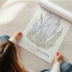 affiche avec illustration de fleurs bleues dessinees et de feuilles vertes typog en rouleau.webp
