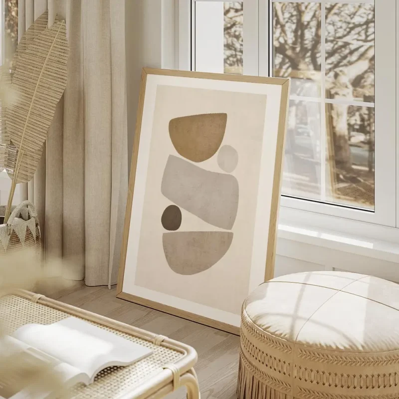 affiche avec illustration de formes abstraites et texturees en beige et gris sur salon beige.webp