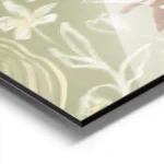 affiche avec illustration de mains tenant des verres a cocktail entourees de lys aluminium.webp