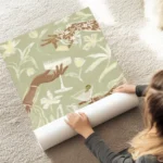 affiche avec illustration de mains tenant des verres a cocktail entourees de lys au sol.webp