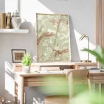 affiche avec illustration de mains tenant des verres a cocktail entourees de lys bureau.webp