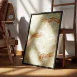 affiche avec illustration de mains tenant des verres a cocktail entourees de lys encadre.webp