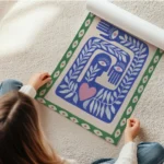 affiche avec illustration de mains yeux et feuilles bleus beiges et verts evoqua en rouleau.webp