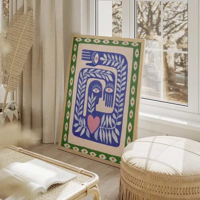 affiche avec illustration de mains yeux et feuilles bleus beiges et verts evoqua salon beige.webp
