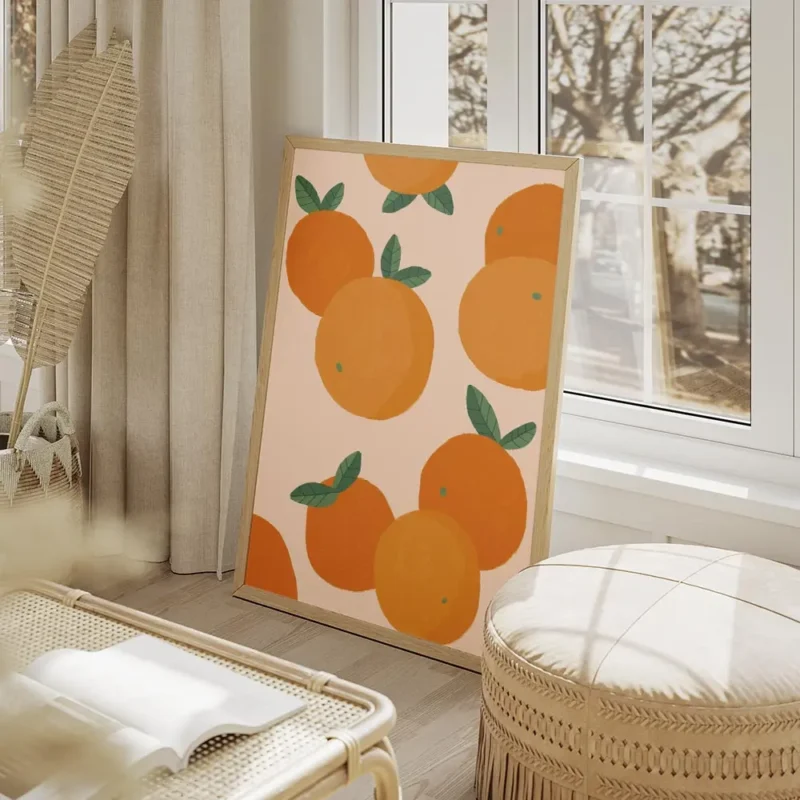 affiche avec illustration de plusieurs oranges et feuilles vertes sur fond clair salon beige.webp