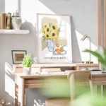 affiche avec illustration de tournesols dans un vase raye et doranges sur une as bureau.webp