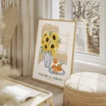 affiche avec illustration de tournesols dans un vase raye et doranges sur une as salon beige.webp