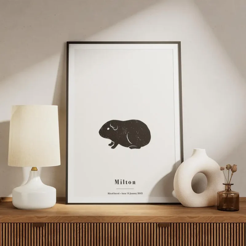 affiche avec illustration dun cochon dinde noir et blanc sur fond gris clair ave meuble.webp