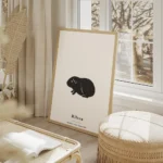affiche avec illustration dun cochon dinde noir et blanc sur fond gris clair ave salon beige.webp