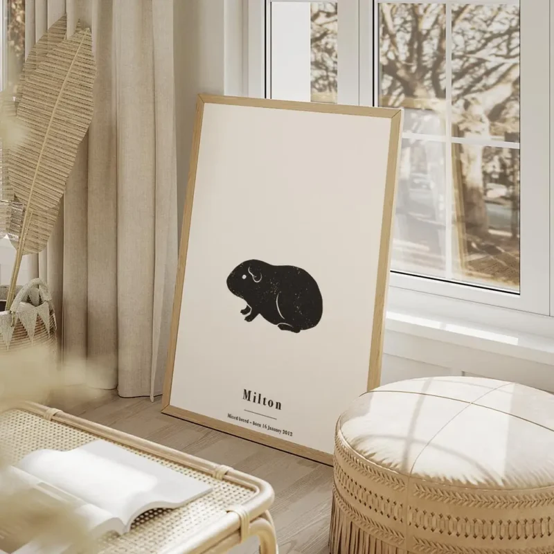 affiche avec illustration dun cochon dinde noir et blanc sur fond gris clair ave salon beige.webp