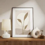 affiche avec illustration dun soleil blanc derriere des feuilles beiges sur un f meuble.webp