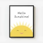affiche avec illustration dun soleil jaune souriant et le texte hello sunshine e avec cadre.webp