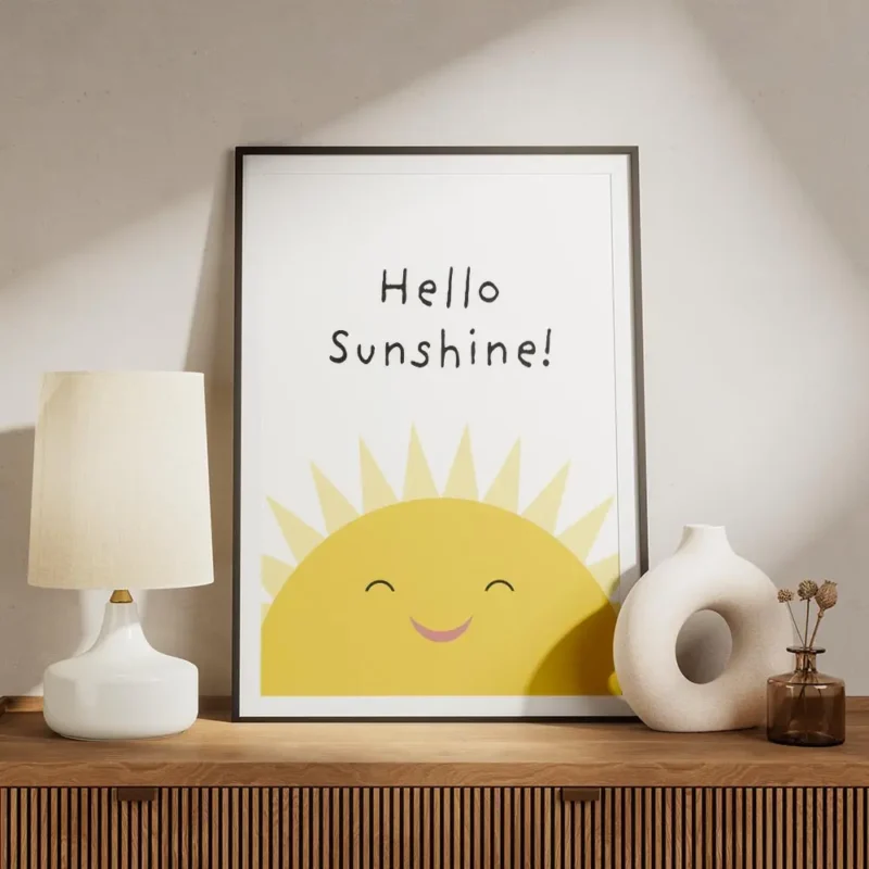 affiche avec illustration dun soleil jaune souriant et le texte hello sunshine e meuble.webp