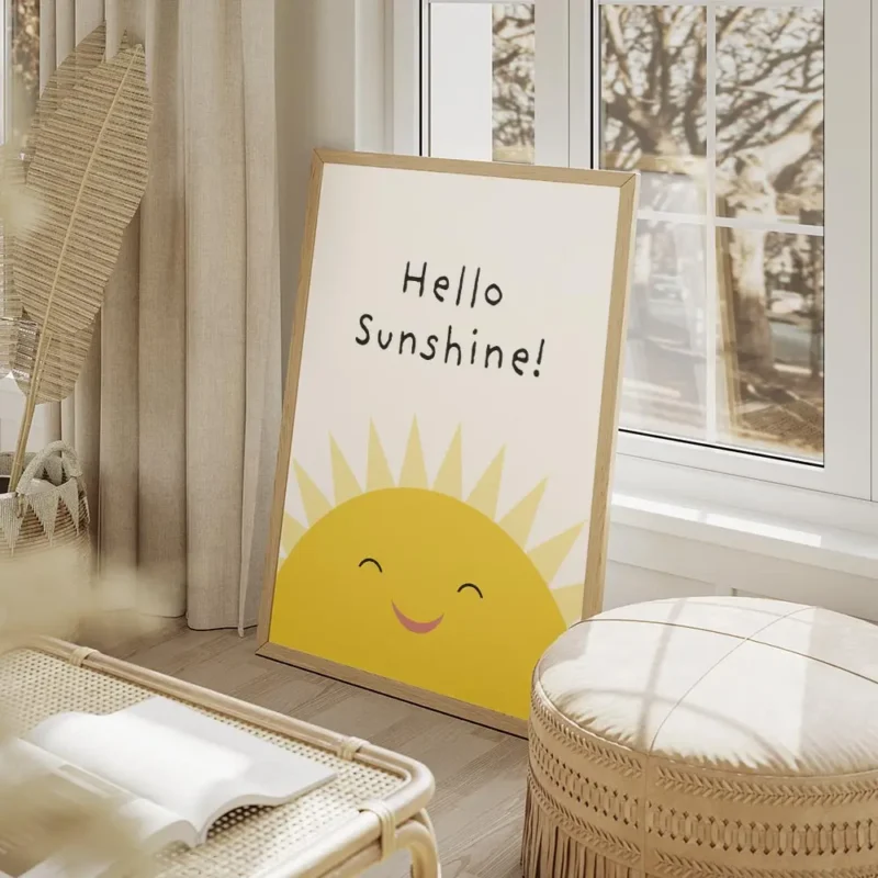 affiche avec illustration dun soleil jaune souriant et le texte hello sunshine e salon beige.webp