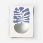 affiche avec illustration dun vase argente aux feuilles bleues sur fond clair.webp