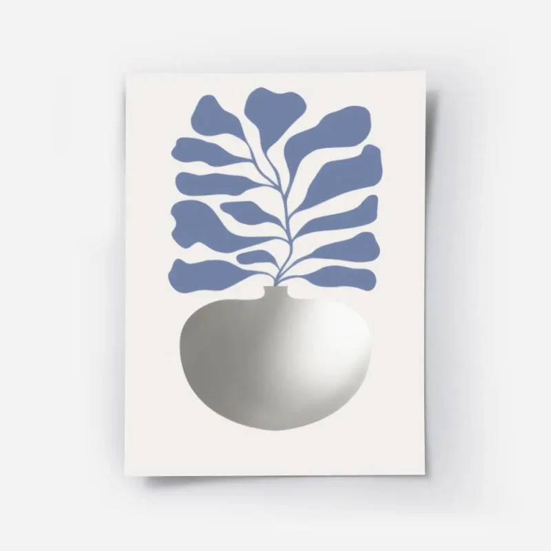 affiche avec illustration dun vase argente aux feuilles bleues sur fond clair.webp