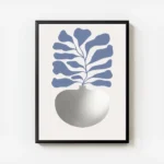 affiche avec illustration dun vase argente aux feuilles bleues sur fond clair avec cadre.webp