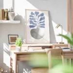 affiche avec illustration dun vase argente aux feuilles bleues sur fond clair bureau.webp