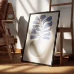 affiche avec illustration dun vase argente aux feuilles bleues sur fond clair encadre.webp