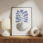 affiche avec illustration dun vase argente aux feuilles bleues sur fond clair meuble.webp