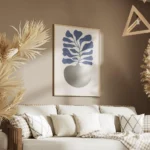 affiche avec illustration dun vase argente aux feuilles bleues sur fond clair salon.webp