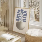affiche avec illustration dun vase argente aux feuilles bleues sur fond clair salon beige.webp