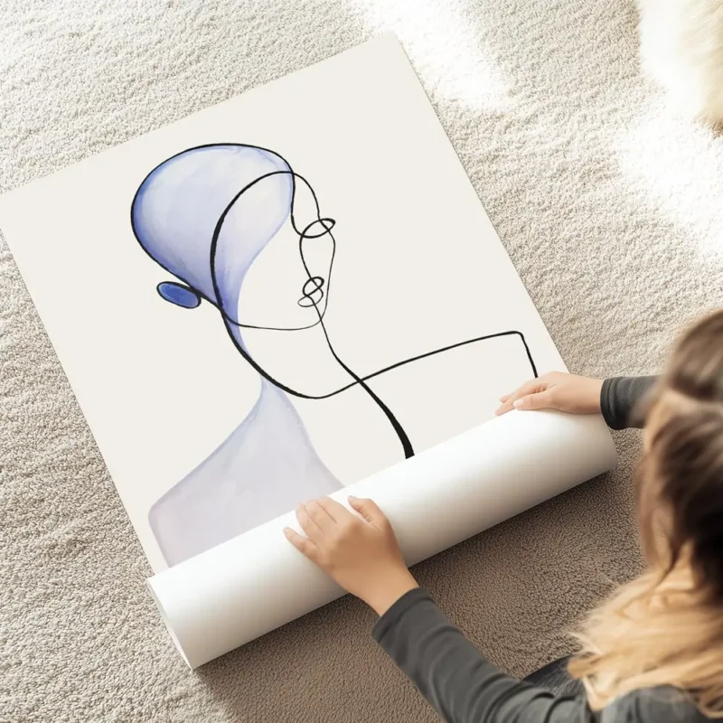 affiche avec illustration dune femme en trait noir et aquarelle bleu sur fond be au sol.webp