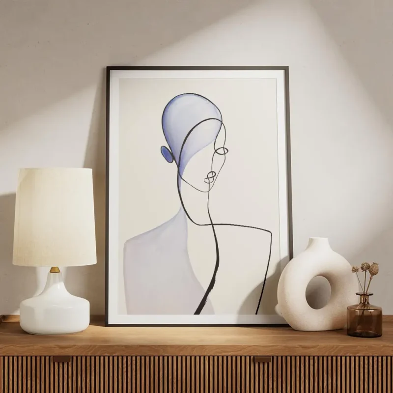 affiche avec illustration dune femme en trait noir et aquarelle bleu sur fond be meuble.webp
