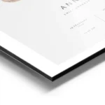 affiche avec illustration dune lapine et son lapereau sur fond gris texte person aluminium.webp