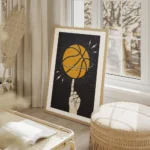 affiche avec illustration dune main faisant tourner un ballon de basket orange s salon beige.webp