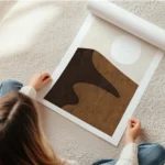 affiche avec illustration graphique de dunes de sable marron une ombre foncee et en rouleau.webp