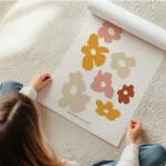 affiche avec illustration graphique de fleurs decoupees roses orange et beiges s en rouleau.webp