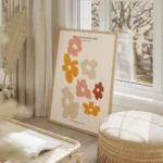 affiche avec illustration graphique de fleurs decoupees roses orange et beiges s salon beige.webp