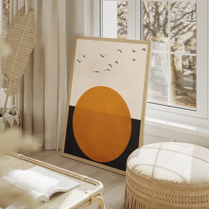 affiche avec illustration graphique dun soleil orange et doiseaux noirs sur fond salon beige.webp