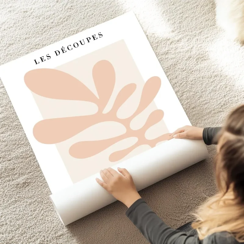 affiche avec illustration graphique dune feuille abstraite rose sur fond beige c au sol.webp