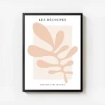 affiche avec illustration graphique dune feuille abstraite rose sur fond beige c avec cadre.webp