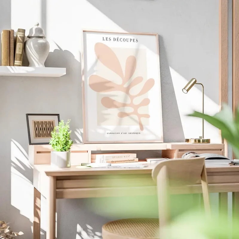 affiche avec illustration graphique dune feuille abstraite rose sur fond beige c bureau.webp