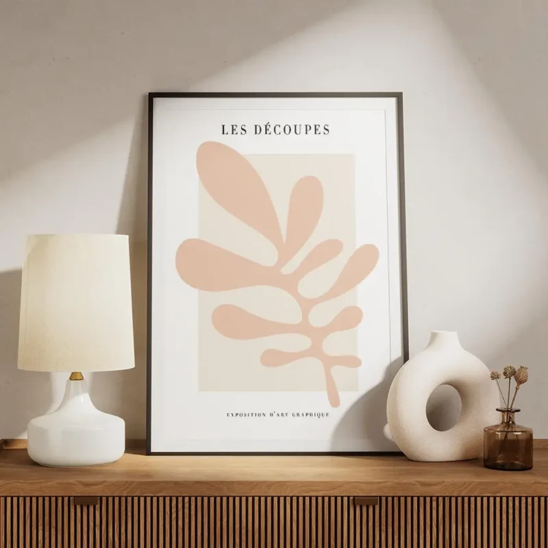 affiche avec illustration graphique dune feuille abstraite rose sur fond beige c meuble.webp