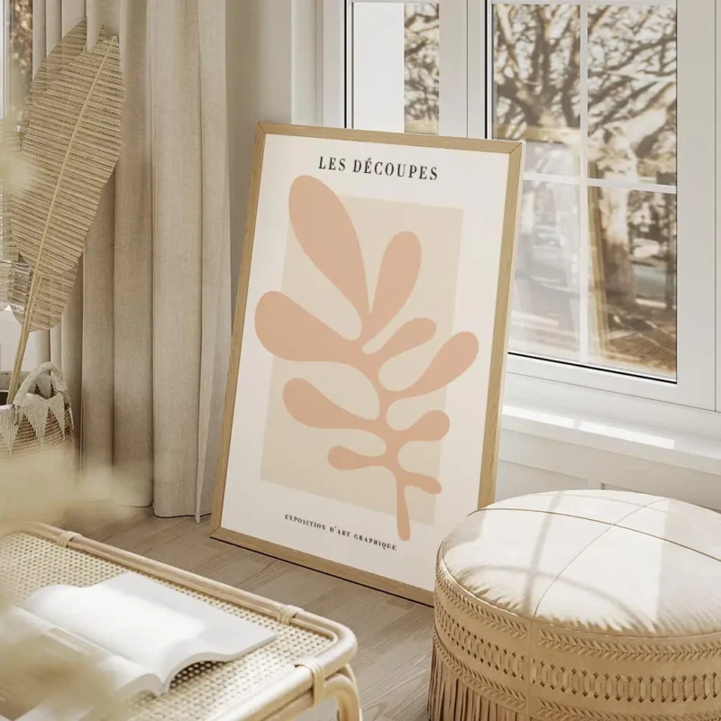 affiche avec illustration graphique dune feuille abstraite rose sur fond beige c salon beige.webp