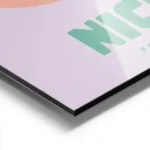 affiche avec illustration graphique dune pomme aux couleurs pastel rose jaune ve aluminium.webp