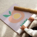 affiche avec illustration graphique dune pomme aux couleurs pastel rose jaune ve enroule.webp