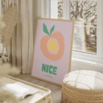 affiche avec illustration graphique dune pomme aux couleurs pastel rose jaune ve salon beige.webp