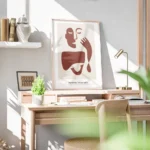 affiche avec illustration graphique rouge et beige dun visage abstrait et dune m bureau.webp