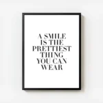 affiche avec la citation a smile is the prettiest thing you can wear en typograp avec cadre.webp