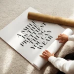 affiche avec la citation a smile is the prettiest thing you can wear en typograp enroule.webp
