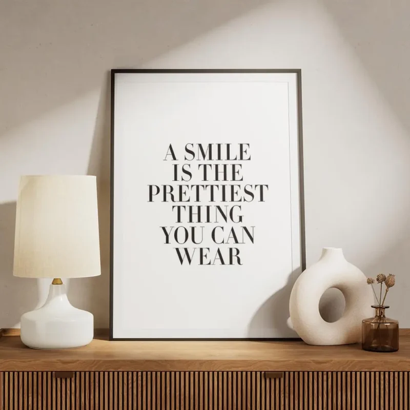 affiche avec la citation a smile is the prettiest thing you can wear en typograp meuble.webp
