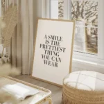affiche avec la citation a smile is the prettiest thing you can wear en typograp salon beige.webp
