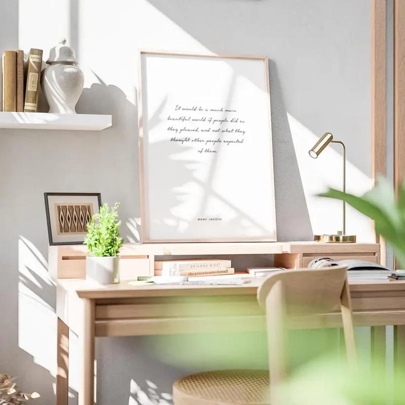 affiche avec la citation beautiful de marc jacobs en typographie elegante sur fo bureau.webp