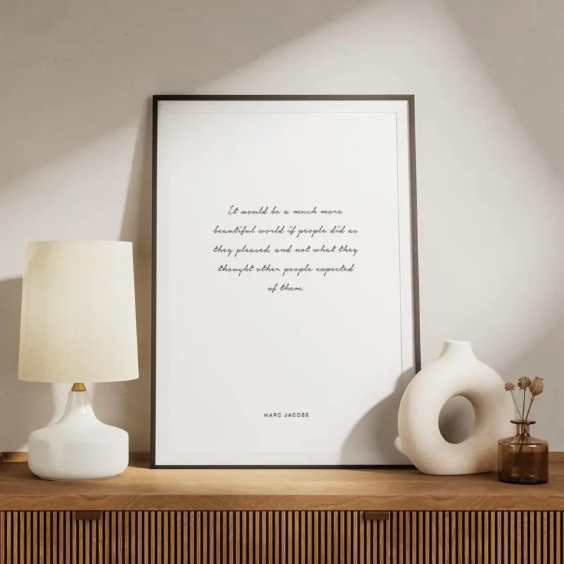affiche avec la citation beautiful de marc jacobs en typographie elegante sur fo meuble.webp