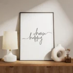 affiche avec la citation manuscrite noire choose happy sur fond blanc typographi meuble.webp